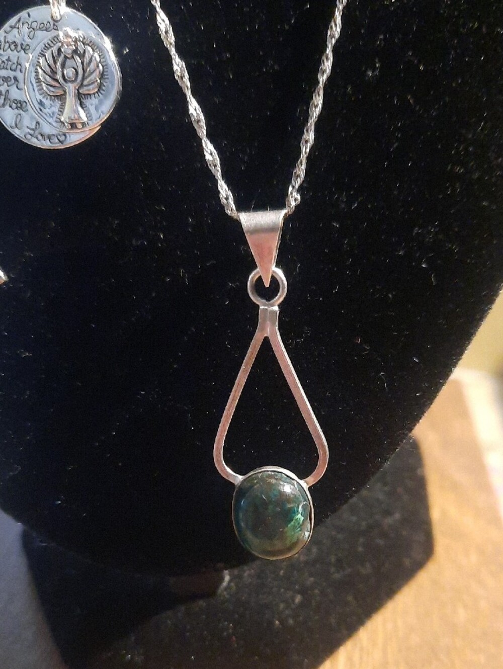 3 Dainty Necklaces. - Picture 2 of 7